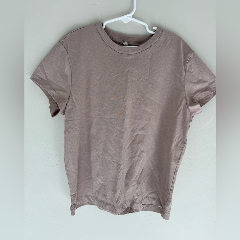 SKIMS Women’s Classic Crewneck T‑Shirt in Taupe. Size Small. NWOT